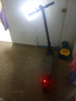 Patinete eléctrico con casco y chaleco