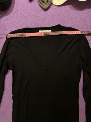 Jersey negro de manga larga con cuello de pico