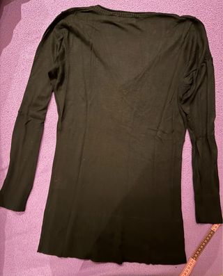 Jersey negro de manga larga con cuello de pico