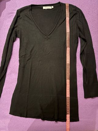 Jersey negro de manga larga con cuello de pico