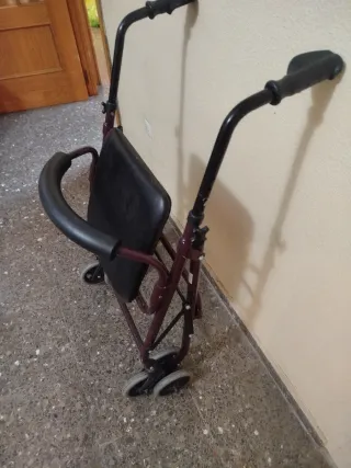 Andador Plegable con Asiento y Cesta