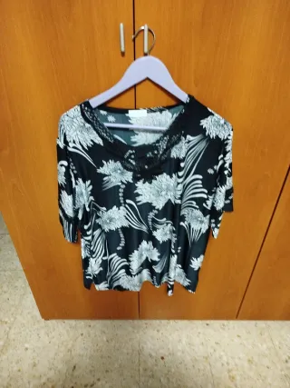 Blusa de mujer con estampado floral