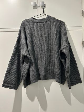 Jersey gris oversize con pedrería