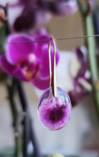 Pendientes pétalo geranio oro y morado