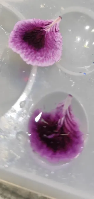 Pendientes pétalo geranio oro y morado