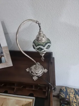 Lámpara de mesa árabe verde y plata