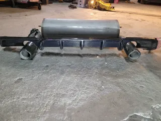 Escape bmw 440i con difusor de fibra carbón