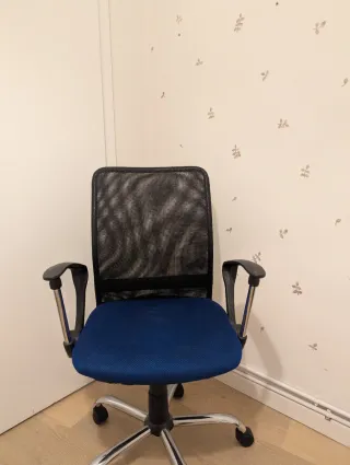 Silla de oficina ergonómica azul y negra