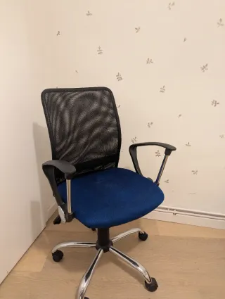 Silla de oficina ergonómica azul y negra