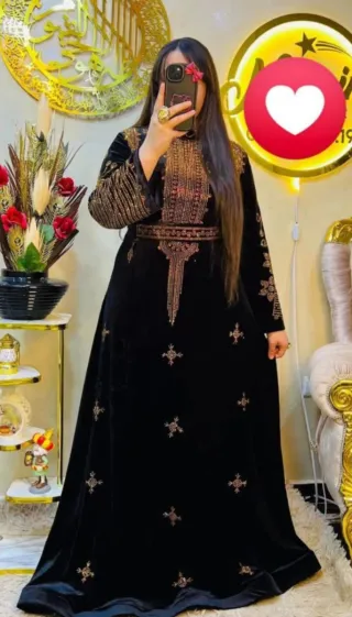 Vestido negro con detalles dorados