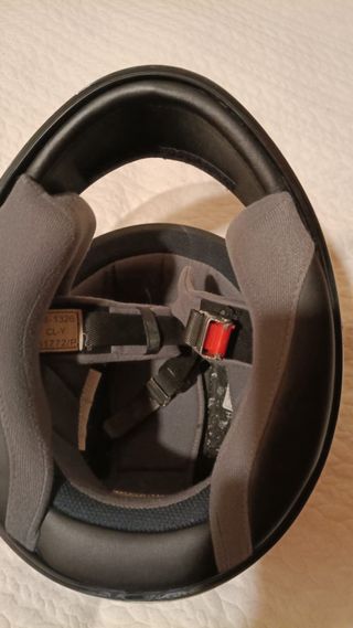 Casco HJC con visera y diseño