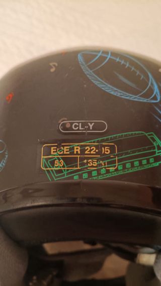 Casco HJC con visera y diseño