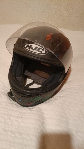 Casco HJC con visera y diseño