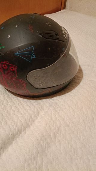 Casco HJC con visera y diseño