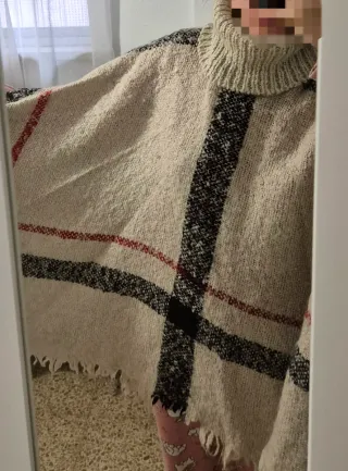 Poncho de punto con cuello alto y cuadros