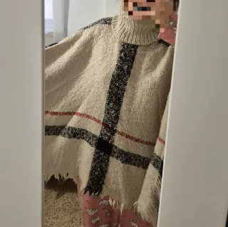 Poncho de punto con cuello alto y cuadros