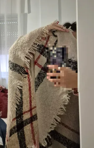 Poncho de punto con cuello alto y cuadros