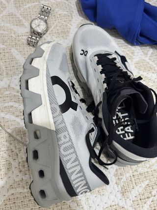 Zapatilla Running On Cloud Gris/Blanco