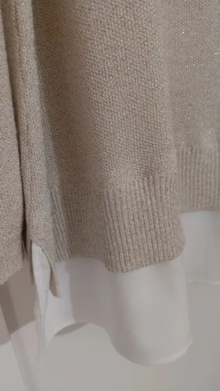 Jersey dorado con bajo de camisa