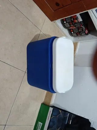 Nevera de playa azul y blanca