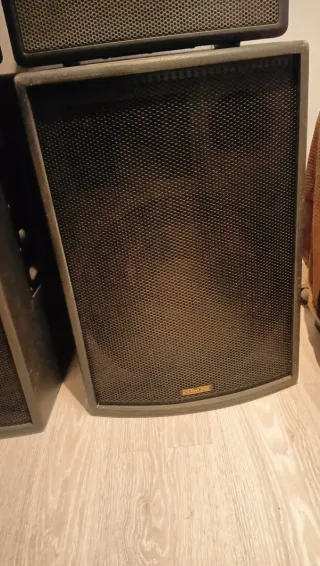 2 Altavoces DAS y 2 altavoces KRAWLING