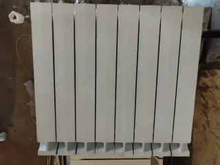 Radiador de calefacción metálico de 8 elementos.