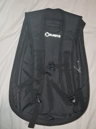 Mochila Moto XLMOTO Negra. Efecto carbono.