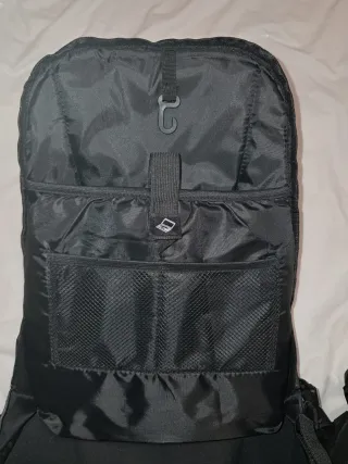 Mochila Moto XLMOTO Negra. Efecto carbono.