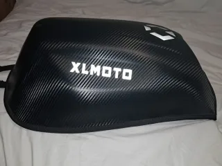 Mochila Moto XLMOTO Negra. Efecto carbono.