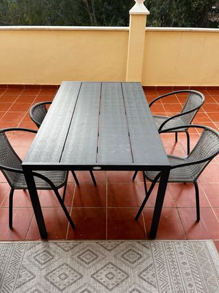 Mesa de terraza metálica y madera