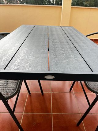 Mesa de terraza metálica y madera