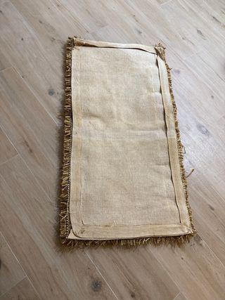 Alfombra beige y marrón de yute y poliéster