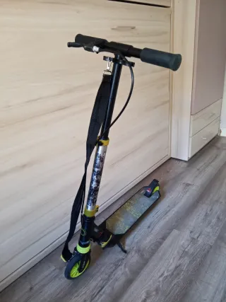 Monopatín infantil con correa