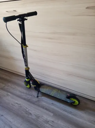 Monopatín infantil con correa