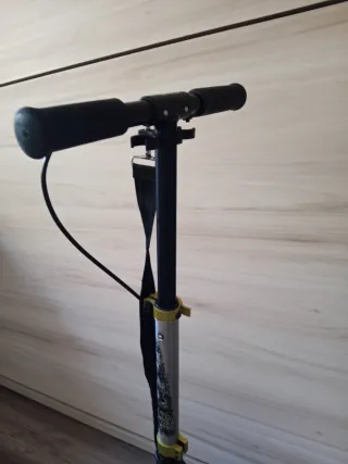 Monopatín infantil con correa