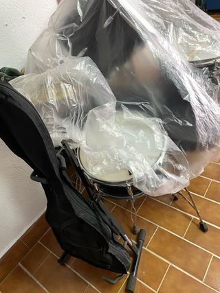 Batería Silvertone Pro y Guitarra Eléctrica