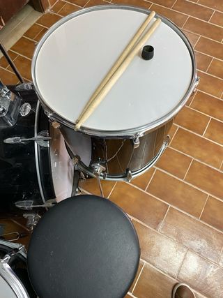 Batería Silvertone Pro y Guitarra Eléctrica