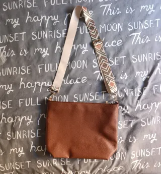 Bolso marrón con correa estampada