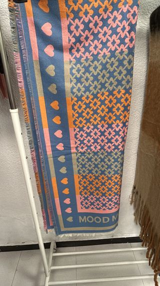 Bufanda con corazones y estampado floral