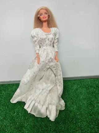 Barbie con vestito bianco