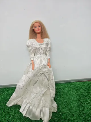 Barbie con vestito bianco