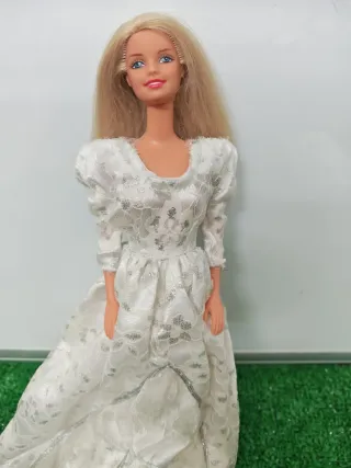 Barbie con vestito bianco