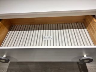 Cómoda gris y blanca de madera