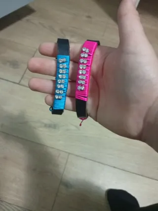 Pulseras con pedrería azul y fucsia