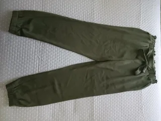 Pantalón verde Stradivarius Talla S