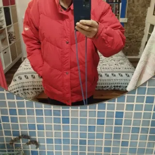 Plumífero hombre rojo