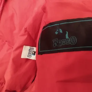 Plumífero hombre rojo