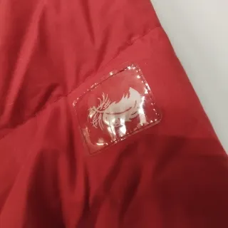 Plumífero hombre rojo