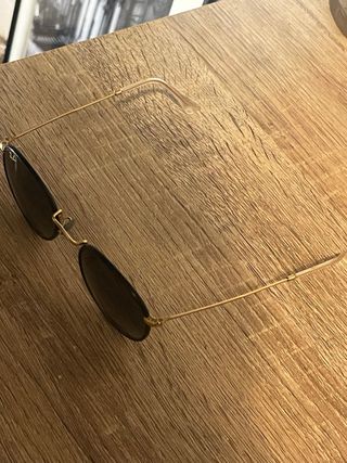 Gafas de sol Ray-Ban negras y doradas