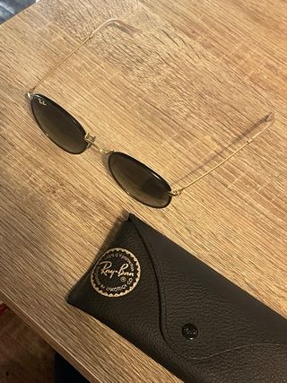 Gafas de sol Ray-Ban negras y doradas